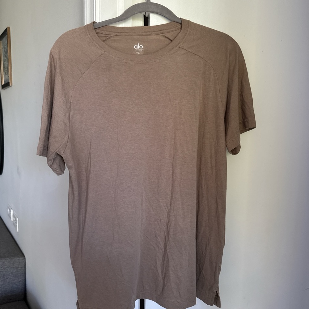 ALO Yoga Men’s Short Sleeve Crew Tee in Taupe Brown